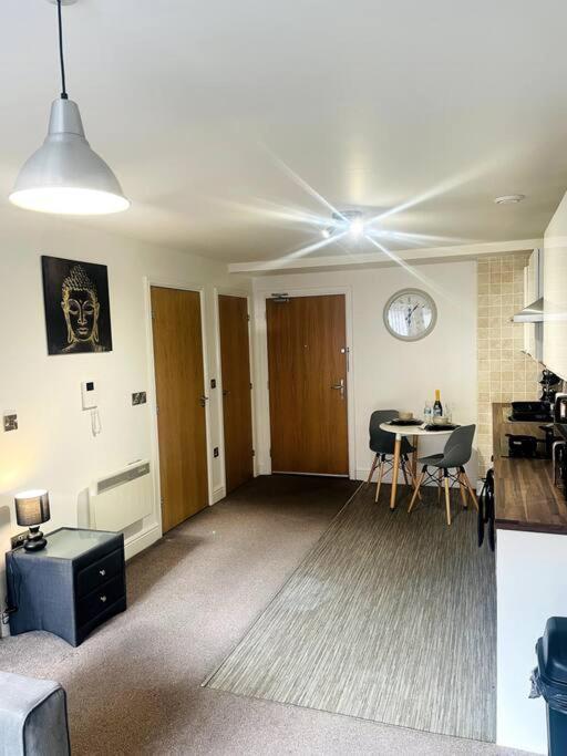 #215 1 Bed Serviced Apartment Дерби Экстерьер фото